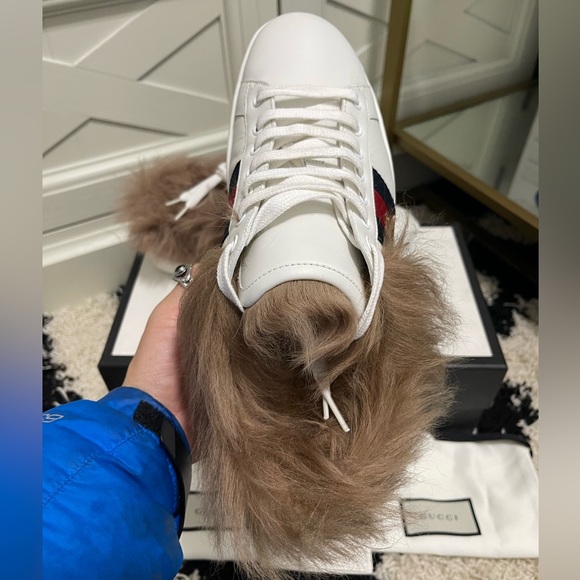 Like New Men’s Size 8 (Euro Size 41) Gucci ACE Bee Sneakers With Fur In White - Picture 8 of 14